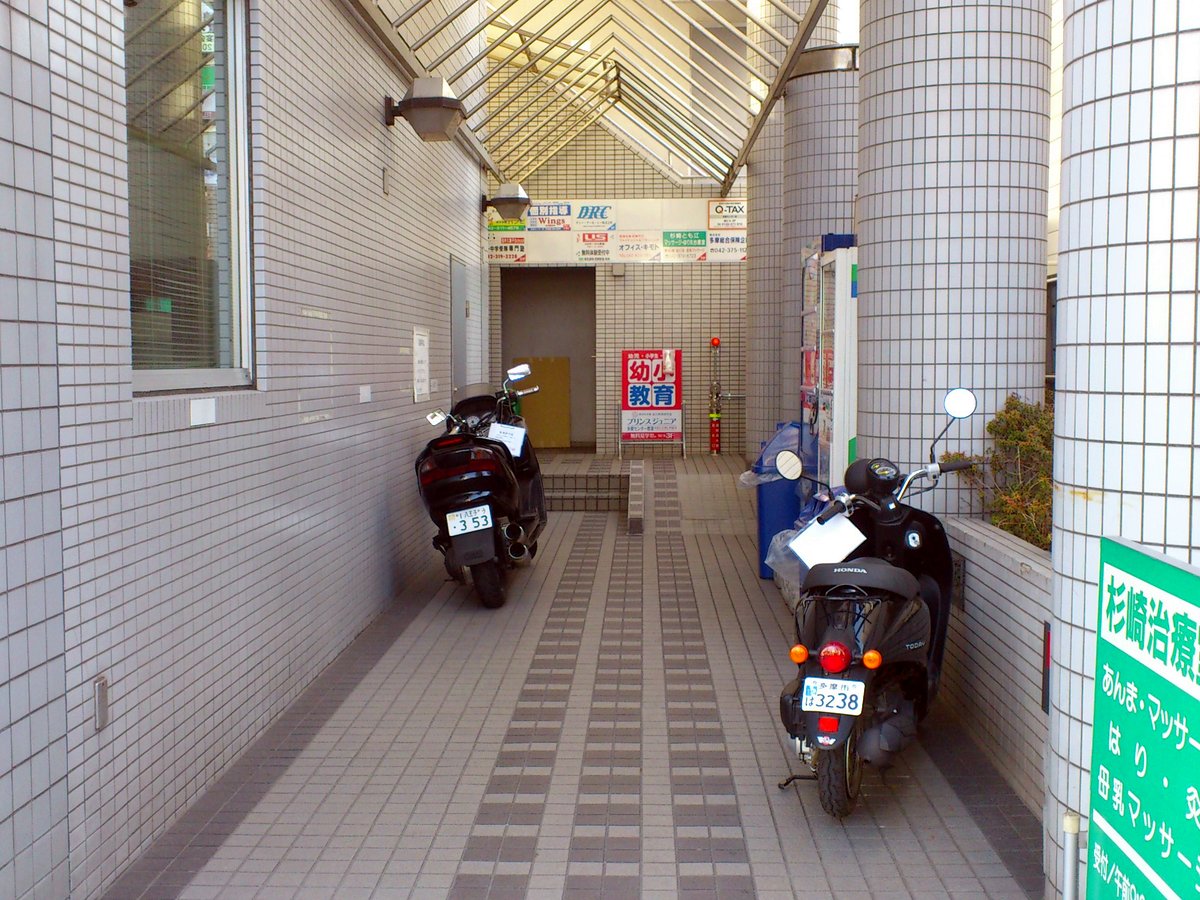 ⑦1階が不動産屋さんのビルの4階です